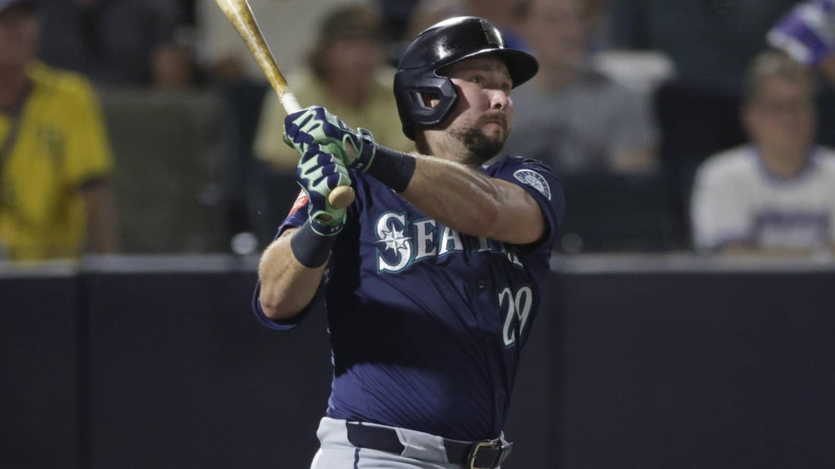 Cal Raleigh and Dominican Jose Ramirez set new major league records