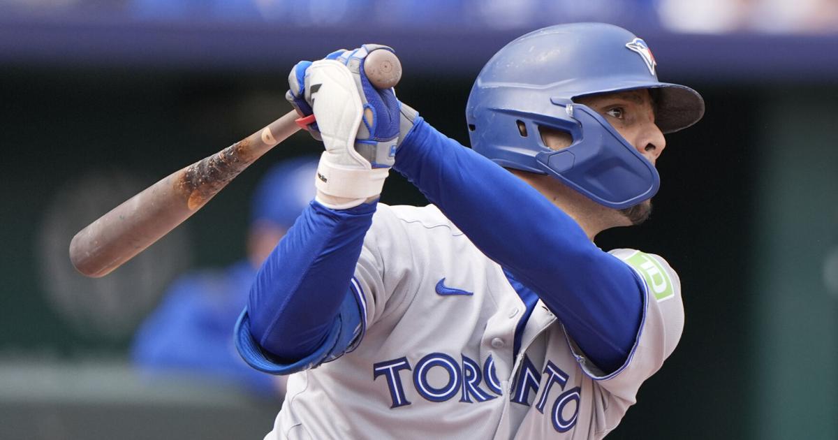 Blue Jays become first in AL to clinch playoff spot, beat Royals 8-5 | MLB