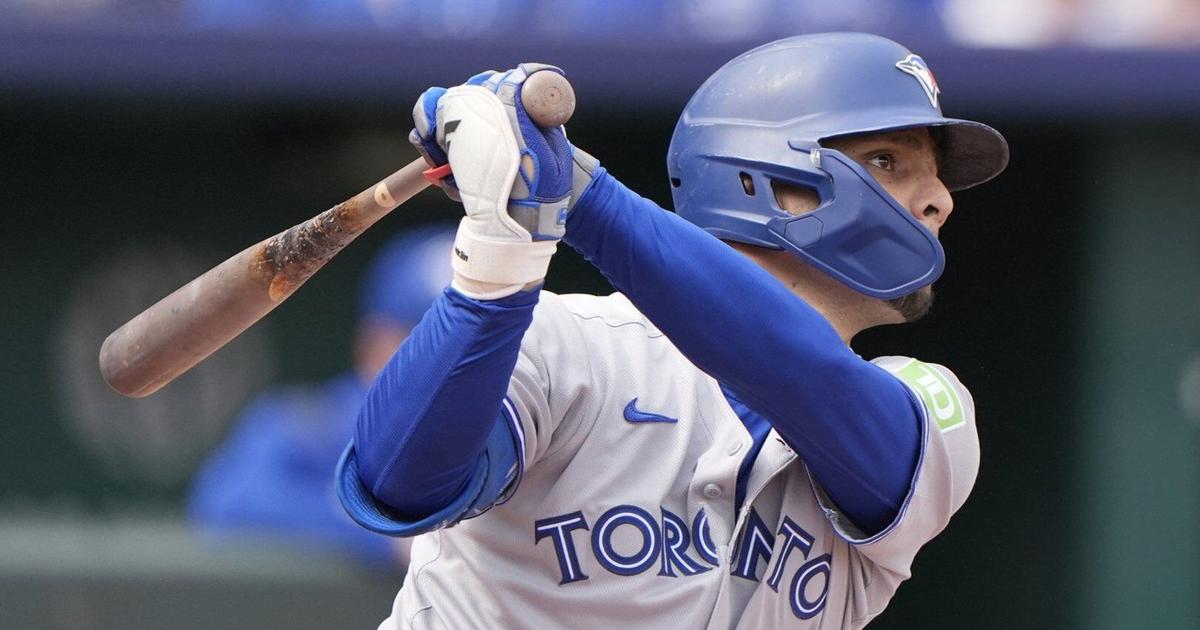 Blue Jays become first in AL to clinch playoff spot, beat Royals 8-5