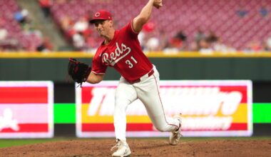 Roberto Clemente's No. 21 honored by Reds, Cardinals players