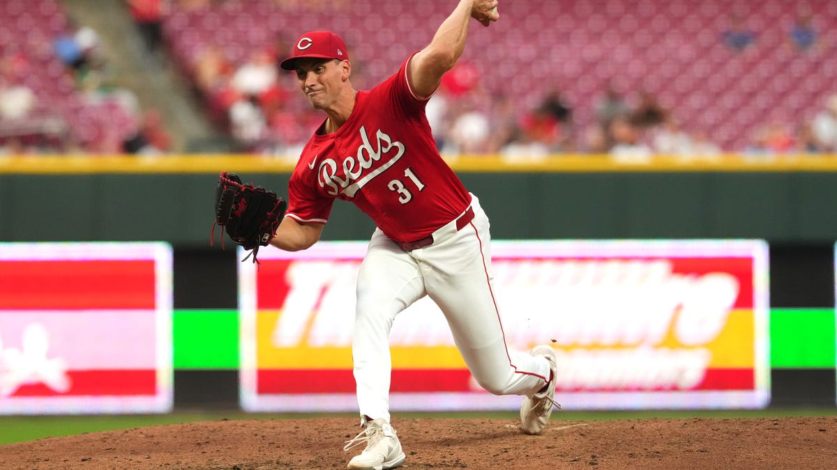 Roberto Clemente's No. 21 honored by Reds, Cardinals players