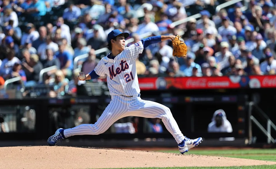 Mets pitcher Jonah Tong #21, throws in the 2nd inning. Charles Wenzelberg / New York Post