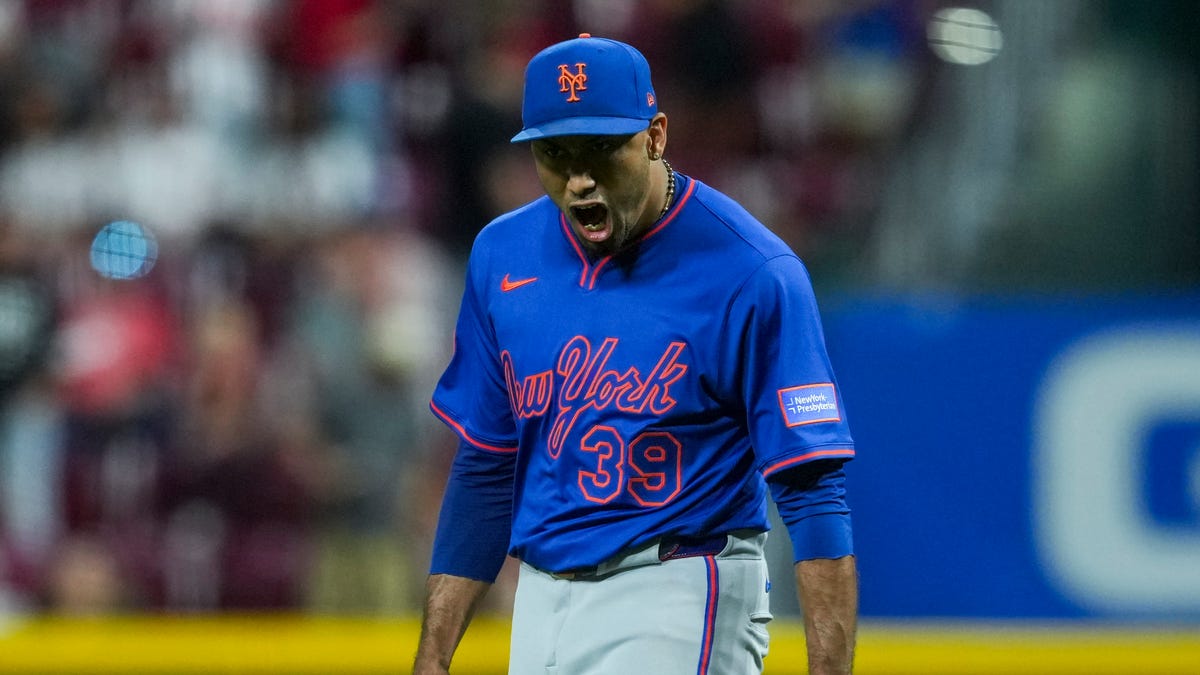 How Edwin Diaz weathered broken cleat to defeat Reds