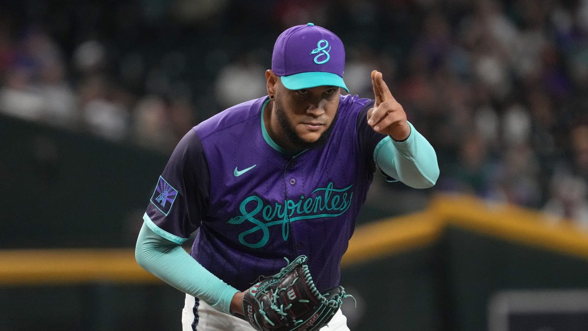 Diamondbacks blast 3 home runs, score late in win over Red Sox