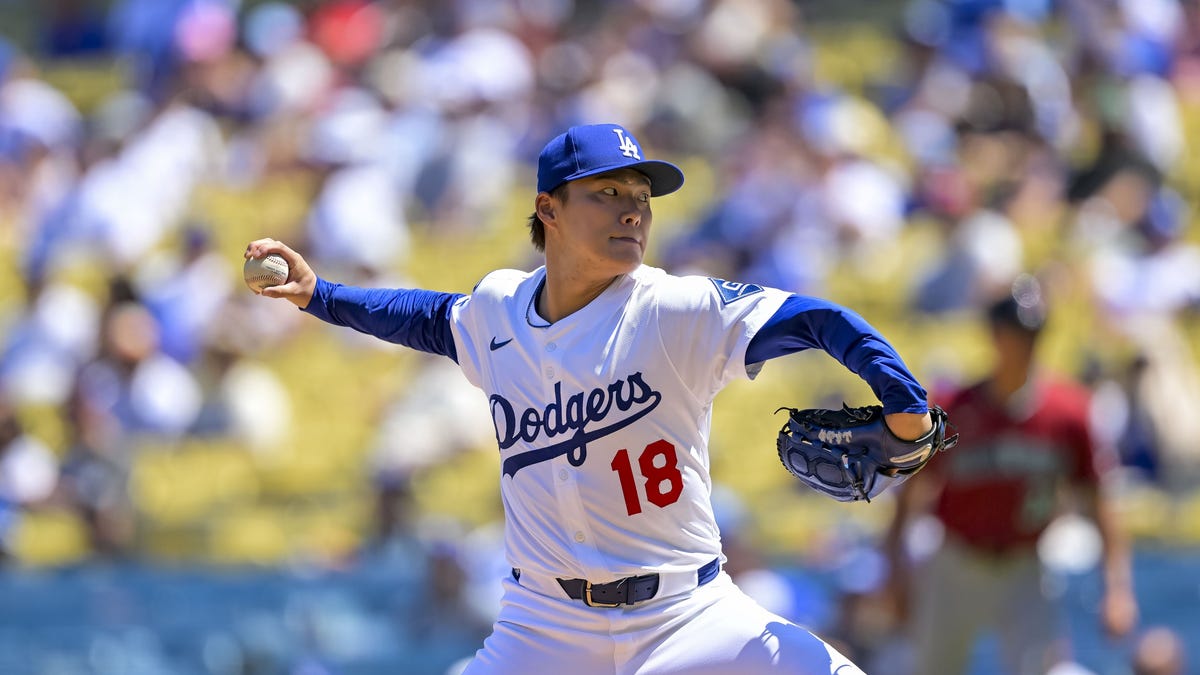 Dodgers' Yoshinobu Yamamoto loses no-hitter in dramatic fashion