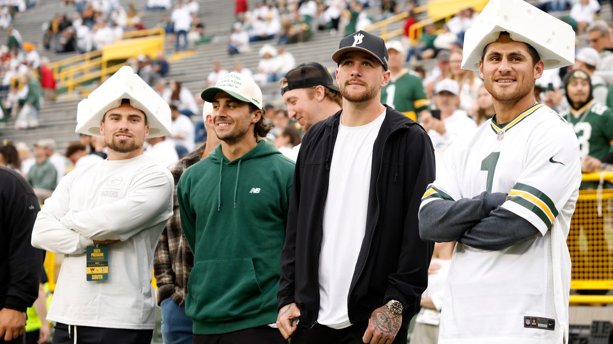 Brewers players show up to Lambeau for Packers-Commanders game