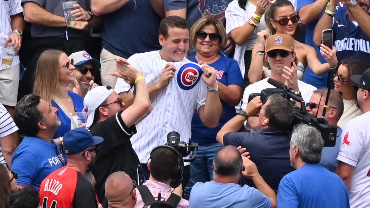 Retired MLB star drops home run ball at Cubs game