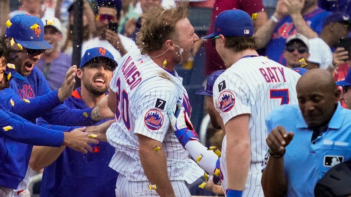 Mets somehow survive skid in NL wild card race