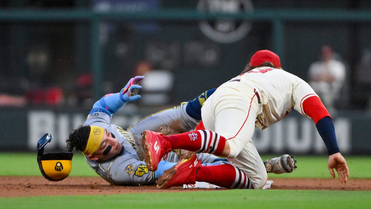 Brewers catcher William Contreras leaves game with hand injury