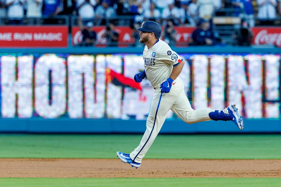 Max Muncy runs the bases after hitting a two-run homer off San Francisco Giants pitcher Kai-Wei Teng.