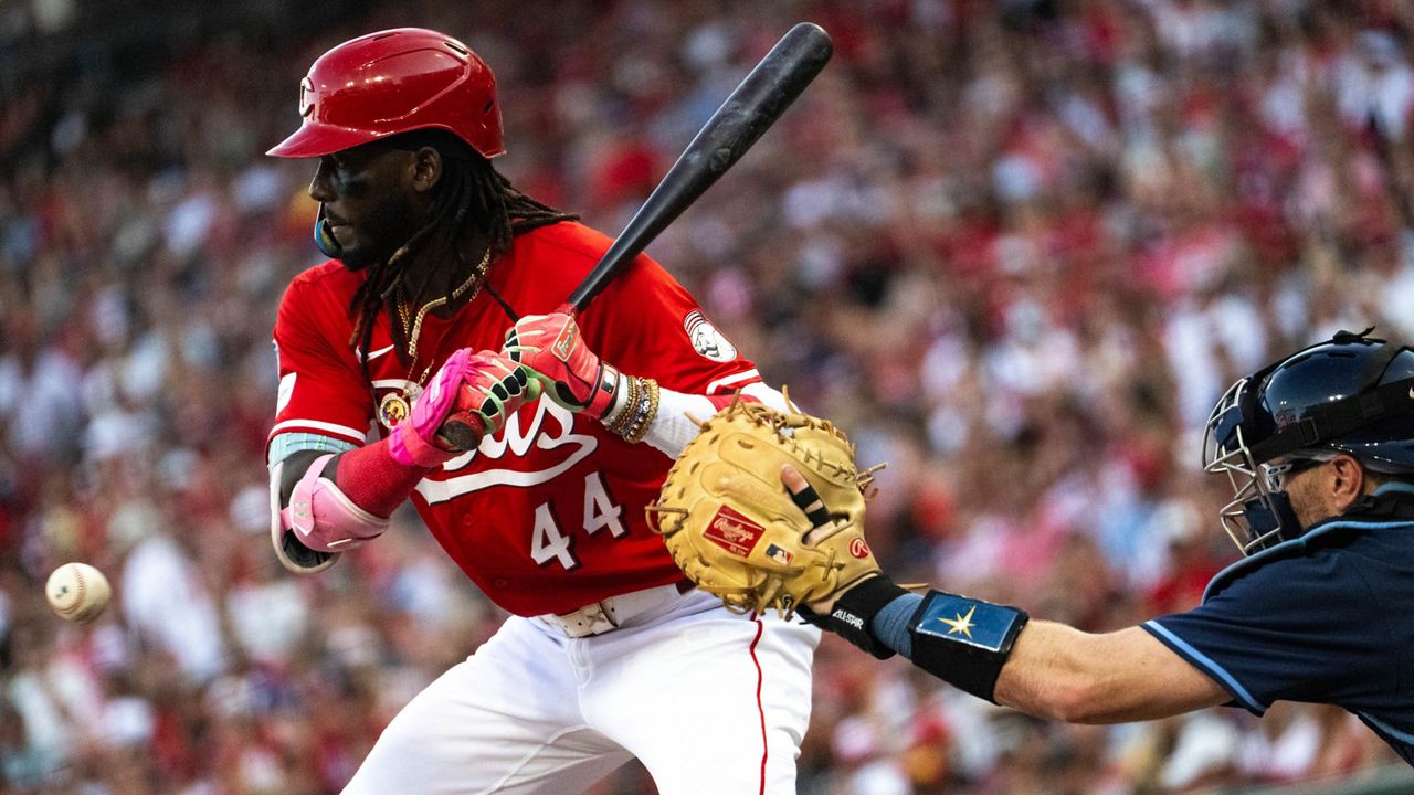 Cincinnati Reds' Elly De La Cruz (44) takes a pitch and is walked in the third inning of a baseball game against the Tampa Bay Rays, Saturday, July 26, 2025, in Cincinnati. (AP Photo/Michael Swensen)