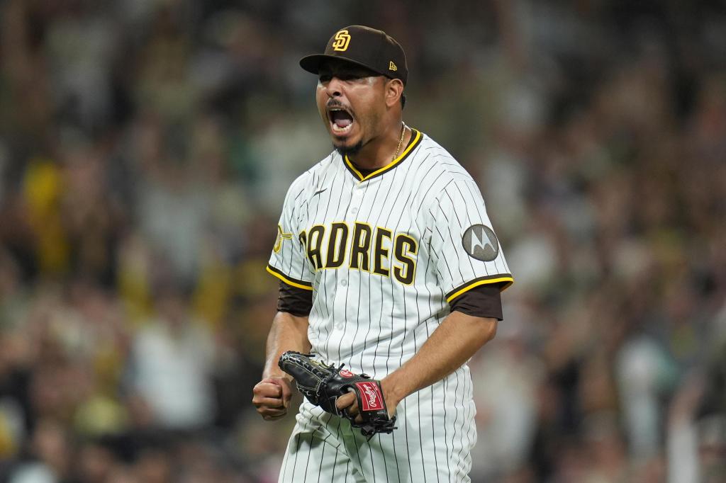 San Diego Padres clinch playoff spot and pull within 2½ of Chicago Cubs for the top NL wild-card spot – Chicago Tribune