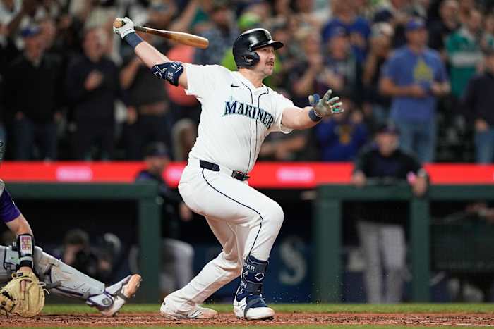Cal Raleigh hits MLB-leading 59th and 60th homers to help the Mariners wrap up AL West