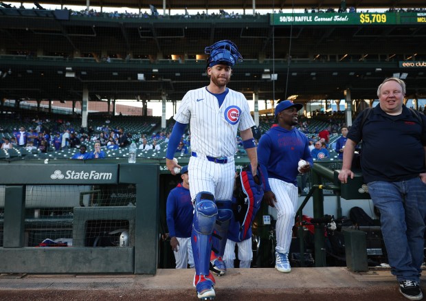 Cubs catcher Carson Kelly heads to the bullpen to warm up for a game against the Mets at Wrigley Field on Sept. 25, 2025, in Chicago. (John J. Kim/Chicago Tribune)