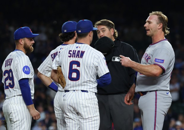 Mets first baseman Pete Alonso, right, explains a call from umpires to Cubs infielders in the first inning at Wrigley Field on Sept. 25, 2025, in Chicago. (John J. Kim/Chicago Tribune)