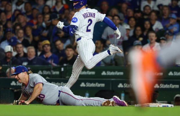 Mets first baseman Pete Alonso (20) falls to the ground after catching the ball to get Cubs second baseman Nico Hoerner (2) out in third inning at Wrigley Field on Sept. 25, 2025, in Chicago. (John J. Kim/Chicago Tribune)