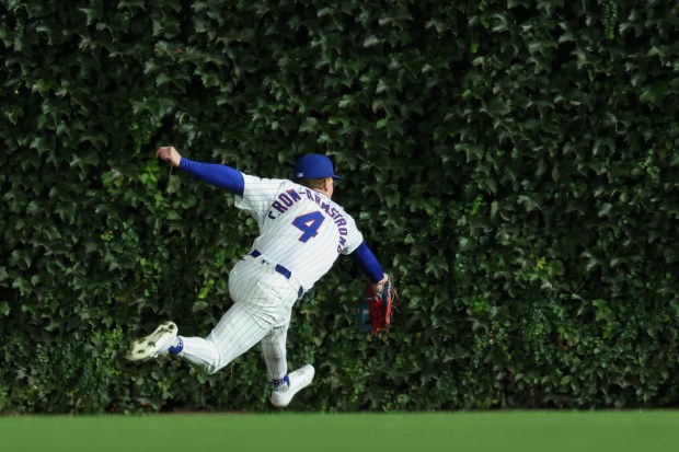 Cubs center fielder Pete Crow-Armstrong stretches to catch a fly ball hit by Mets right fielder Juan Soto for an out in the fifth inning at Wrigley Field on Sept. 25, 2025, in Chicago. (John J. Kim/Chicago Tribune)