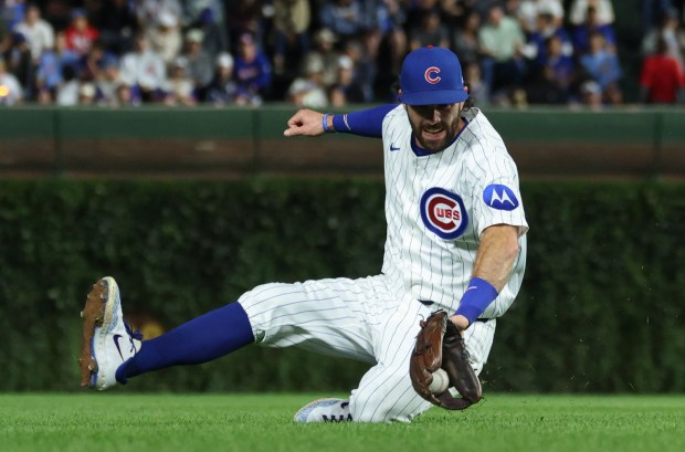 Cubs shortstop Dansby Swanson fields a grounder hit by Mets designated hitter Mark Vientos in the sixth inning at Wrigley Field on Sept. 25, 2025, in Chicago. (John J. Kim/Chicago Tribune)