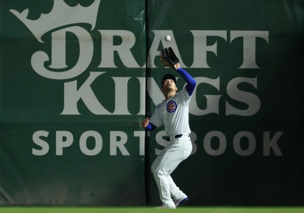 Cubs right fielder Seiya Suzuki catches a fly ball hit by Mets catcher Luis Torrens in the sixth inning at Wrigley Field on Sept. 25, 2025, in Chicago. (John J. Kim/Chicago Tribune)