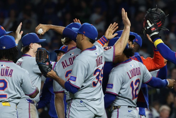 Mets players celebrate an 8-5 win over the Cubs at Wrigley Field on Sept. 25, 2025, in Chicago. (John J. Kim/Chicago Tribune)