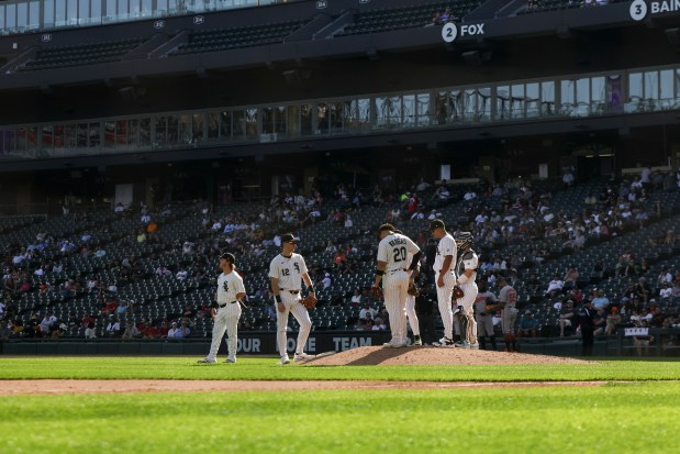Chicago White Sox manager Will Venable (1) stands on the mound with infielders as they wait for Chicago White Sox pitcher Tyler Gilbert (40) to walk to the mound during the ninth inning against the Baltimore Orioles at Rate Field on Wednesday, Sept. 17, 2025. (Eileen T. Meslar/Chicago Tribune)