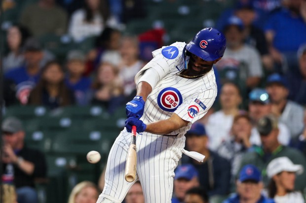 Chicago Cubs outfielder Willi Castro (1) hits a RBI single during the second inning against the Atlanta Braves at Wrigley Field Wednesday Sept. 3, 2025, in Chicago. (Armando L. Sanchez/Chicago Tribune)