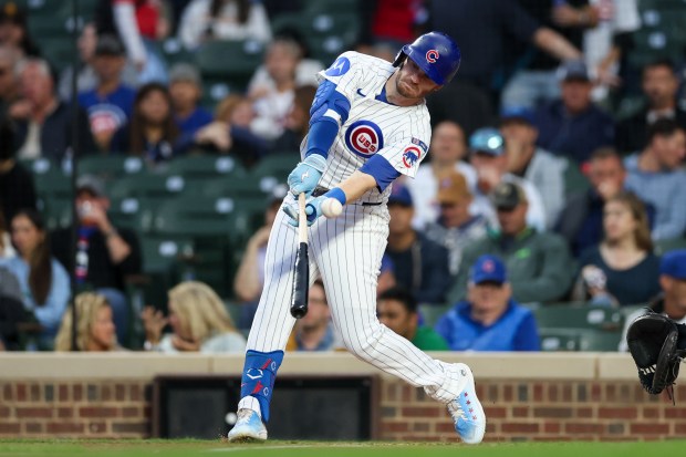 Chicago Cubs outfielder Ian Happ (8) hits a single but would advance to third on a throwing error during the second inning against the Atlanta Braves at Wrigley Field Wednesday Sept. 3, 2025, in Chicago. (Armando L. Sanchez/Chicago Tribune)
