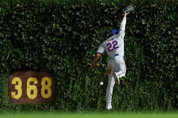 New York Mets outfielder Juan Soto (22) chases a two RBI double hit from Chicago Cubs first base Carlos Santana (41) during the first inning at Wrigley Field Tuesday Sept. 23, 2025, in Chicago. (Armando L. Sanchez/Chicago Tribune)