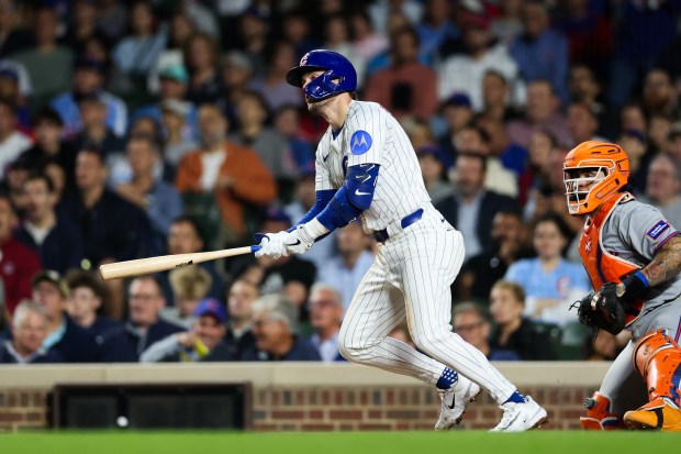 Chicago Cubs second base Nico Hoerner (2) hits a RBI single during the second inning against the New York Mets at Wrigley Field Tuesday Sept. 23, 2025, in Chicago. (Armando L. Sanchez/Chicago Tribune)