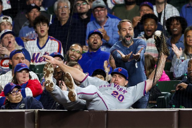 New York Mets first base Pete Alonso (20) falls while failing to get an out on a ball from Chicago Cubs catcher Carson Kelly (15) during the fifth inning at Wrigley Field Tuesday Sept. 23, 2025, in Chicago. (Armando L. Sanchez/Chicago Tribune)