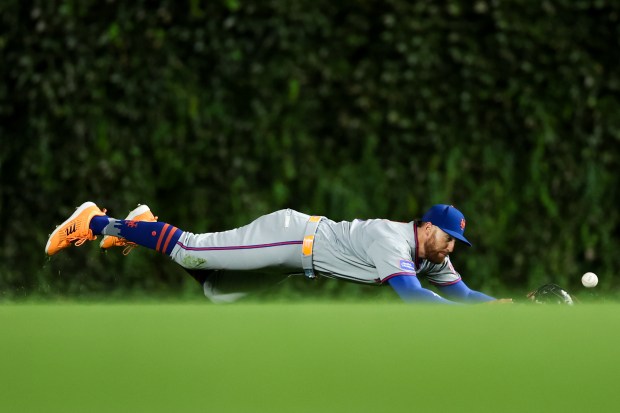 New York Mets outfielder Brandon Nimmo (9) misses a ball from Chicago Cubs designated hitter Justin Turner (3) during the seventh inning at Wrigley Field Tuesday Sept. 23, 2025, in Chicago. (Armando L. Sanchez/Chicago Tribune)