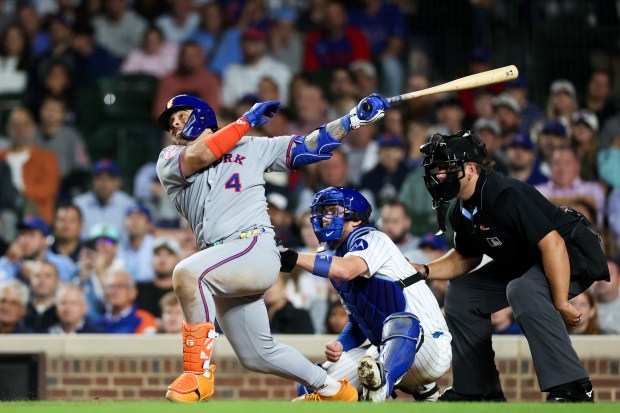 New York Mets catcher Francisco Alvarez (4) hits a two-run homer during the eighth inning against the Chicago Cubs at Wrigley Field Tuesday Sept. 23, 2025, in Chicago. (Armando L. Sanchez/Chicago Tribune)