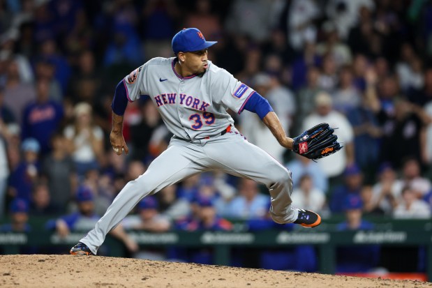 New York Mets pitcher Edwin Díaz (39) pitches during the ninth inning against the Chicago Cubs at Wrigley Field Tuesday Sept. 23, 2025, in Chicago. (Armando L. Sanchez/Chicago Tribune)