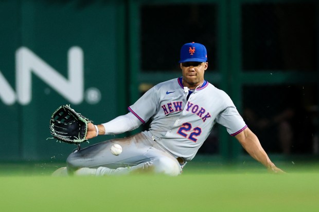 New York Mets outfielder Juan Soto (22) fields a single from Chicago Cubs second base Nico Hoerner (2) during the first inning at Wrigley Field Tuesday Sept. 23, 2025, in Chicago. (Armando L. Sanchez/Chicago Tribune)