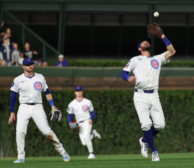 Chicago Cubs shortstop Dansby Swanson catches a short fly ball for an out in the fourth inning of a game against the New York Mets at Wrigley Field in Chicago on Sept. 24, 2025. (Chris Sweda/Chicago Tribune)