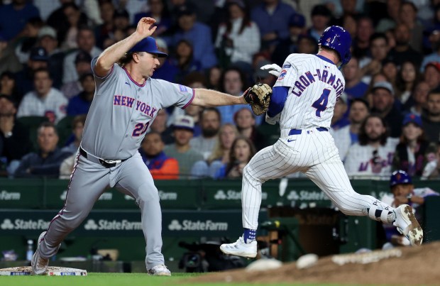 New York Mets first baseman Pete Alonso (20) tags out Chicago Cubs center fielder Pete Crow-Armstrong (4) at first base in the seventh inning of a game at Wrigley Field in Chicago on Sept. 24, 2025. (Chris Sweda/Chicago Tribune)