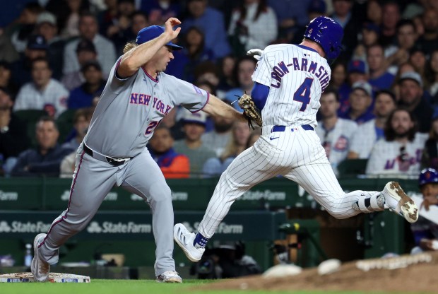 New York Mets first baseman Pete Alonso (20) tags out Chicago Cubs center fielder Pete Crow-Armstrong (4) at first base in the seventh inning of a game at Wrigley Field in Chicago on Sept. 24, 2025. (Chris Sweda/Chicago Tribune)