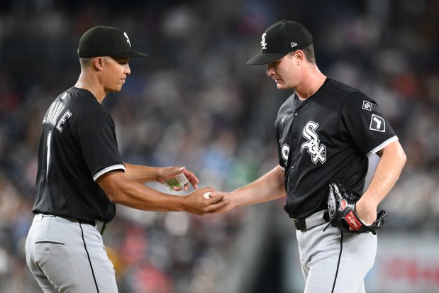 Chicago White Sox manager Will Venable (1) pulls relief pitcher Jordan Leasure, right, from the game during a baseball game against the Washington Nationals, Friday, Sept. 26, 2025, in Washington. (AP Photo/Nick Wass)