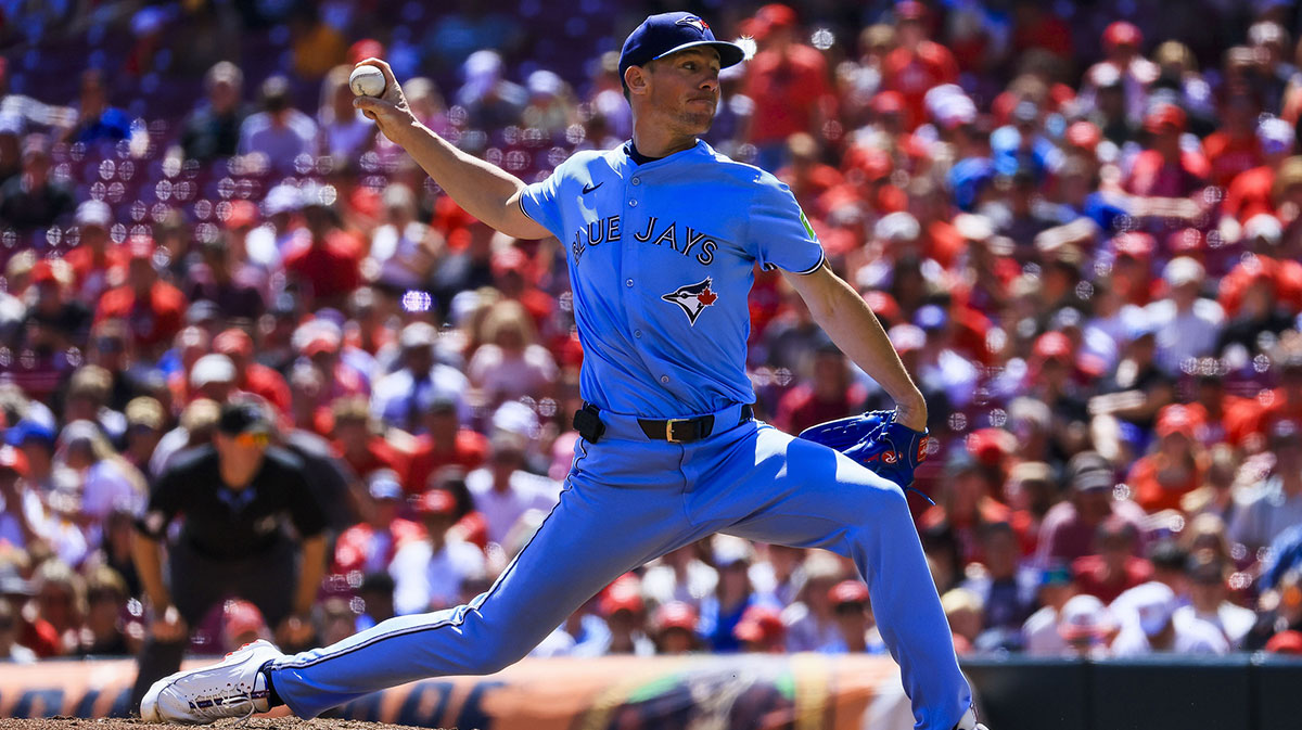 Toronto Blue Jays starting pitcher Chris Bassitt (40) pitches against the Cincinnati Reds in the fourth inning at Great American Ball Park. 