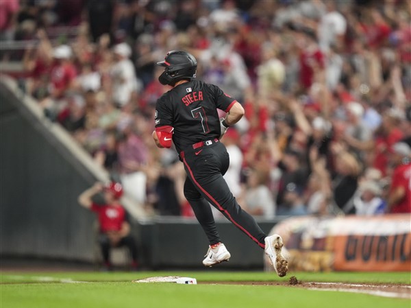 Spencer Steer hits 2 of the Reds' 5 homers in a 7-4 win over the Cubs