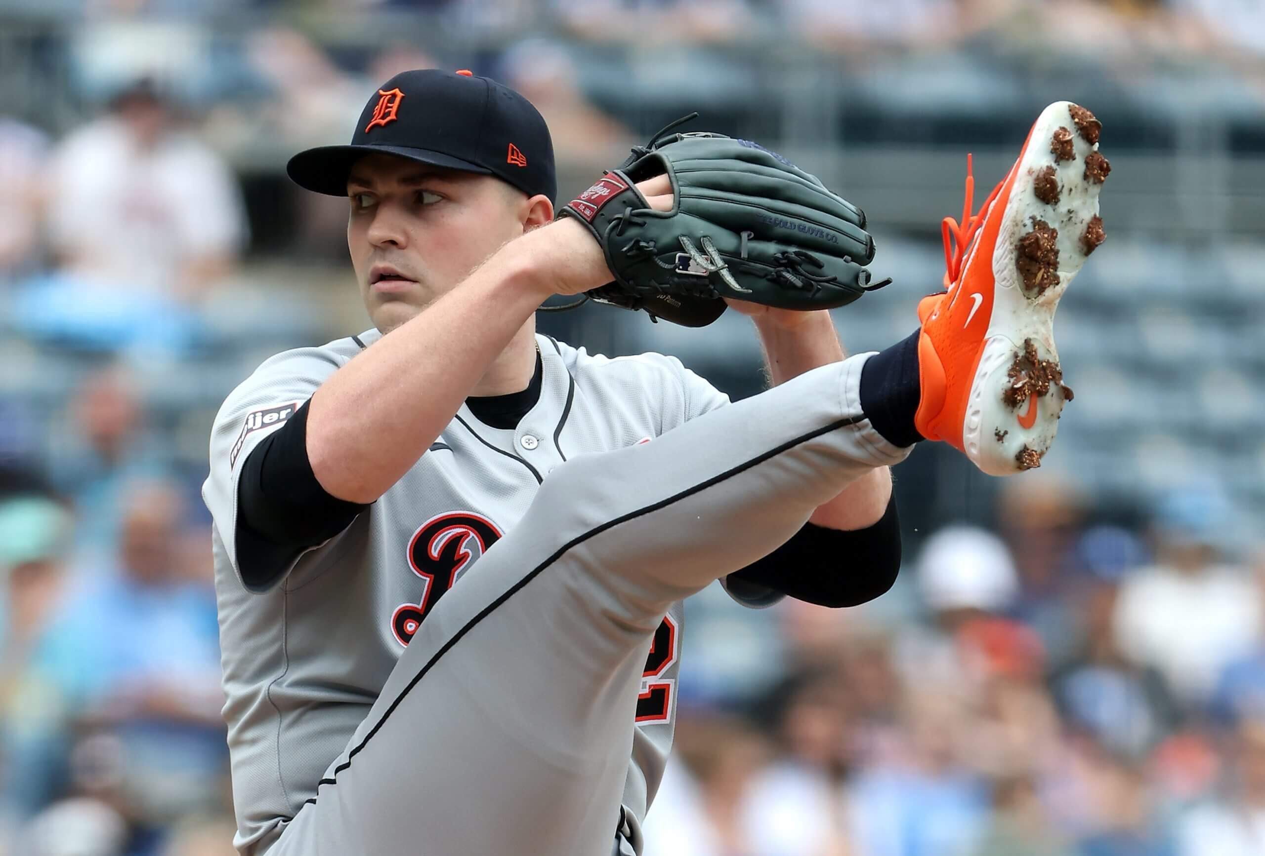 Tarik Skubal of the Detroit Tigers pitches during the first inning of the game against the Kansas City Royals at Kauffman Stadium on August 31, 2025 in Kansas City, Missouri.