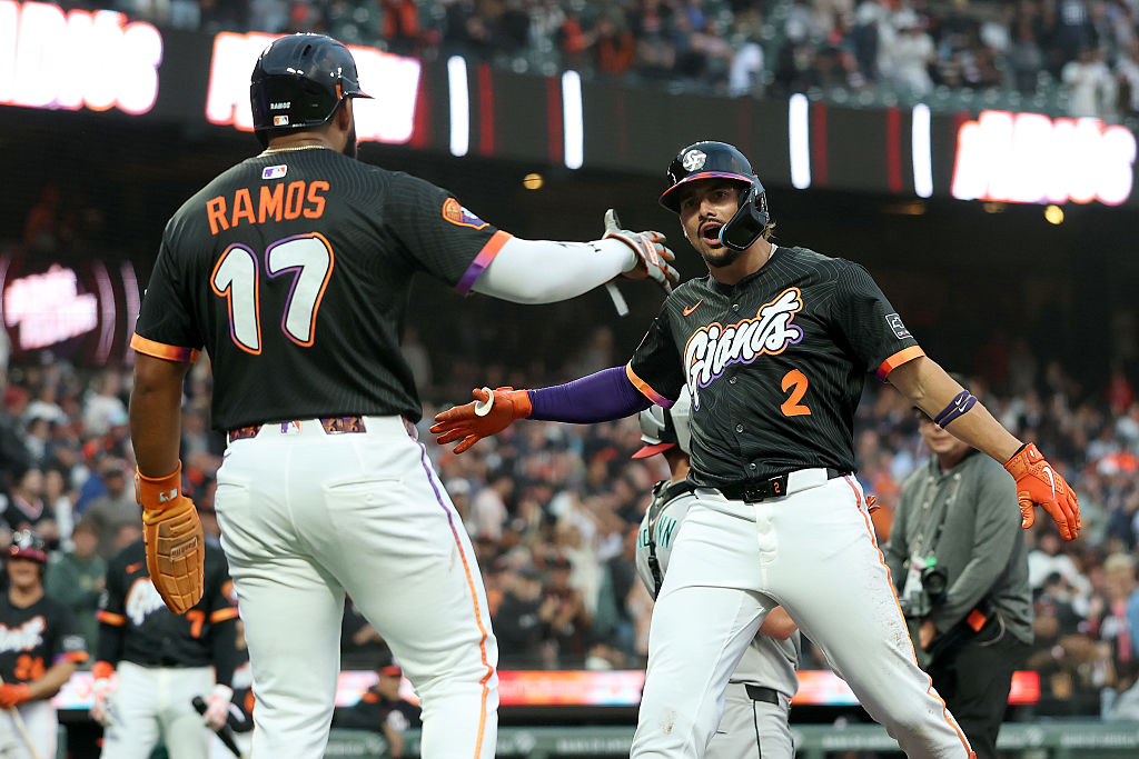 Giants dump D-backs again, slice into wild-card deficit