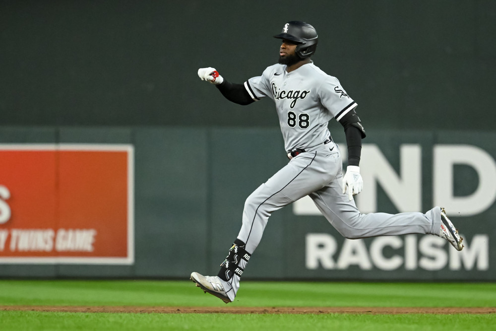 MINNEAPOLIS, MN - JULY 14: Chicago White Sox center fielder Luis Robert (88) runs to second during a game between the Minnesota Twins and Chicago White Sox on July 14, 2022 at Target Field in Minneapolis, MN.(Photo by Nick Wosika/Icon Sportswire)