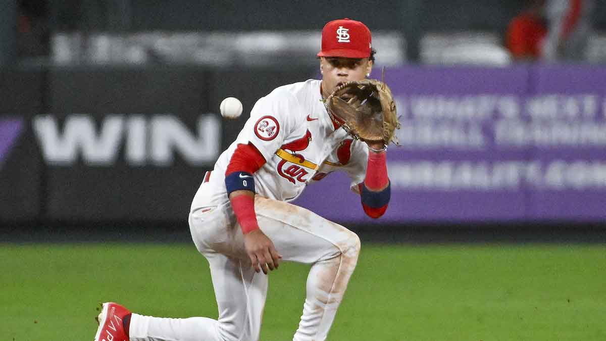 St. Louis Cardinals shortstop Masyn Winn (0) fields a ground ball against the Cincinnati Reds during the sixth inning at Busch Stadium.