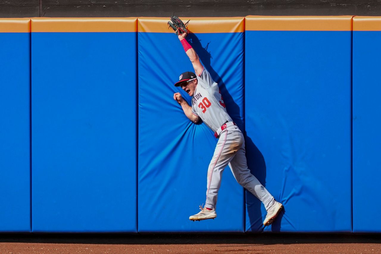 Young's spectacular catches in center lead Nationals past Mets