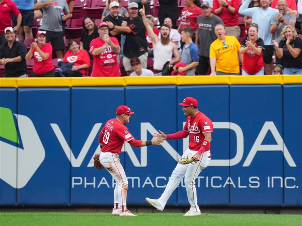 Marté robs Reynolds of tying homer in 9th, Reds beat Pirates 2-1 and close on Mets for wild card