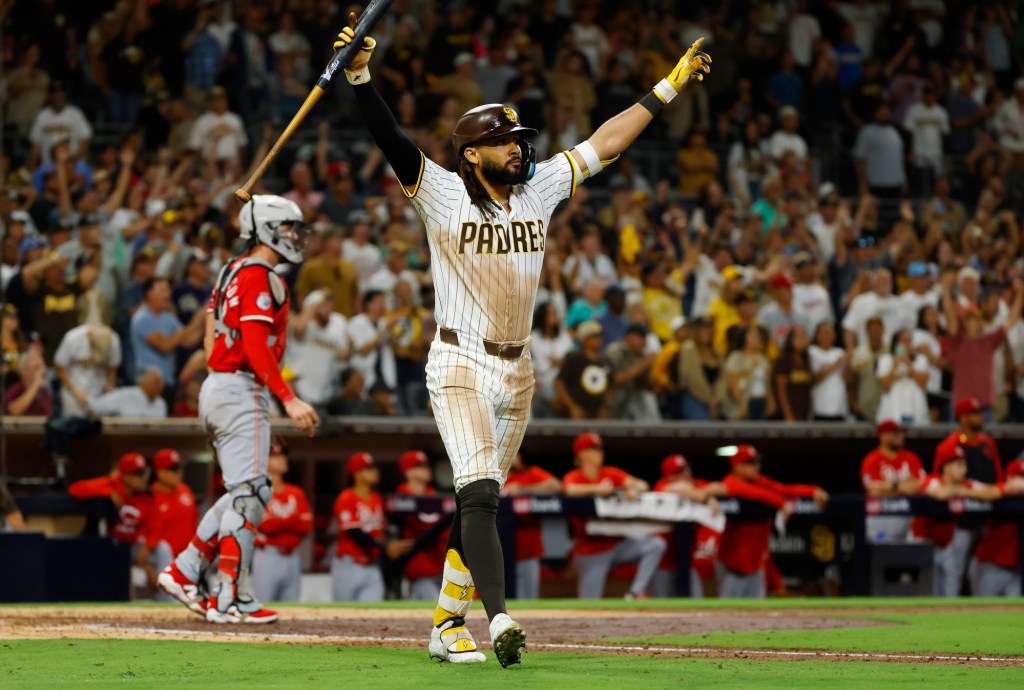 Padres come back from early deficit, then walk off on Reds in 10th inning