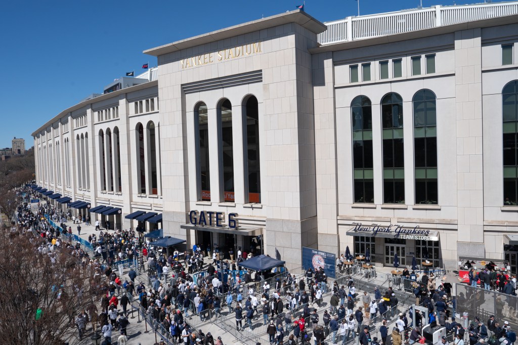 Toronto fans mad they can't buy tix for Yankees playoff games