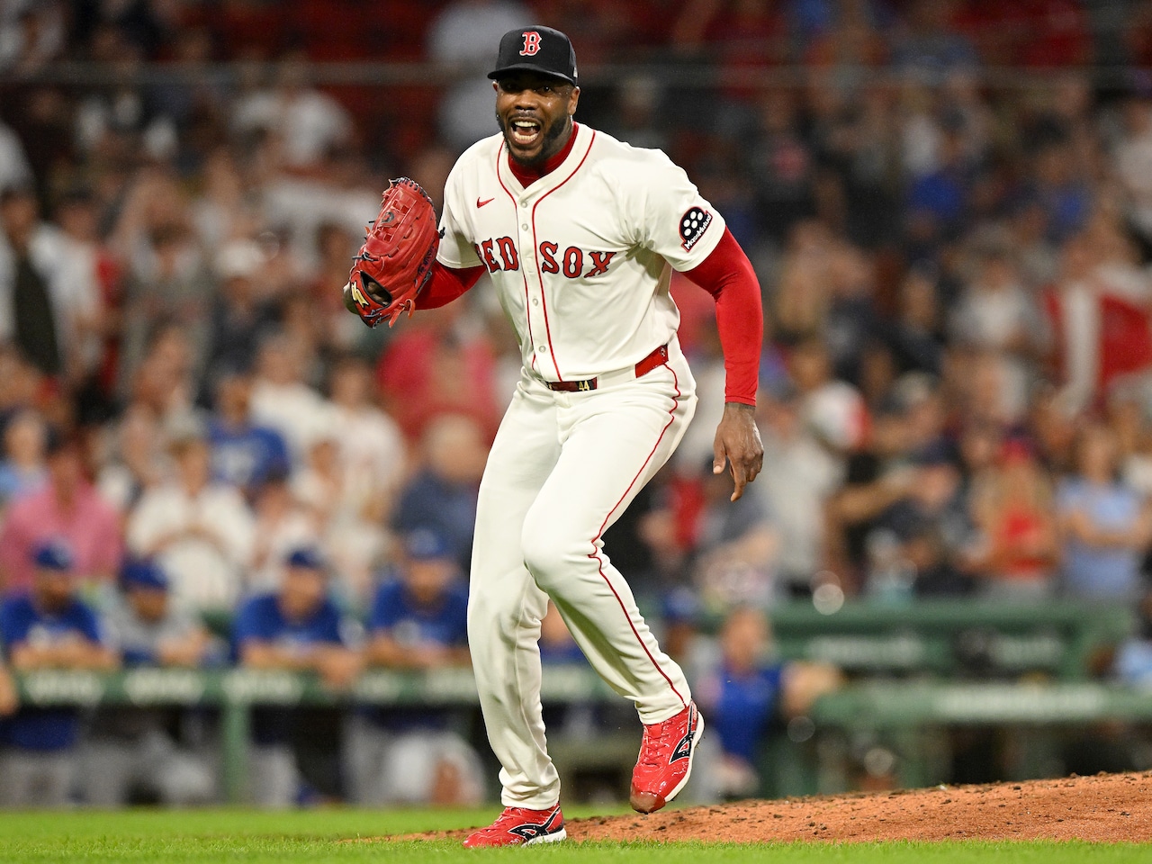 Ex-Yankees closer re-signs with rival