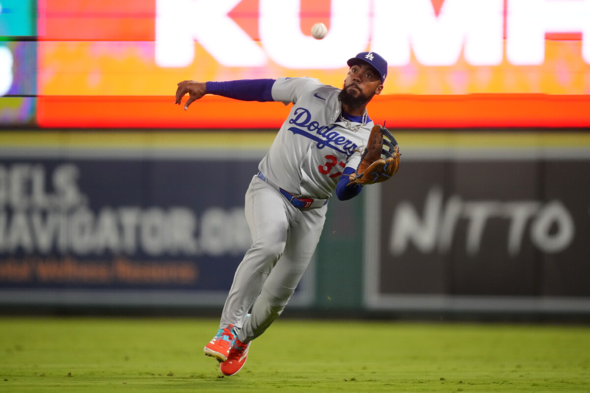Dodgers' Dave Roberts Open to Moving Teoscar Hernandez Out of Right Field